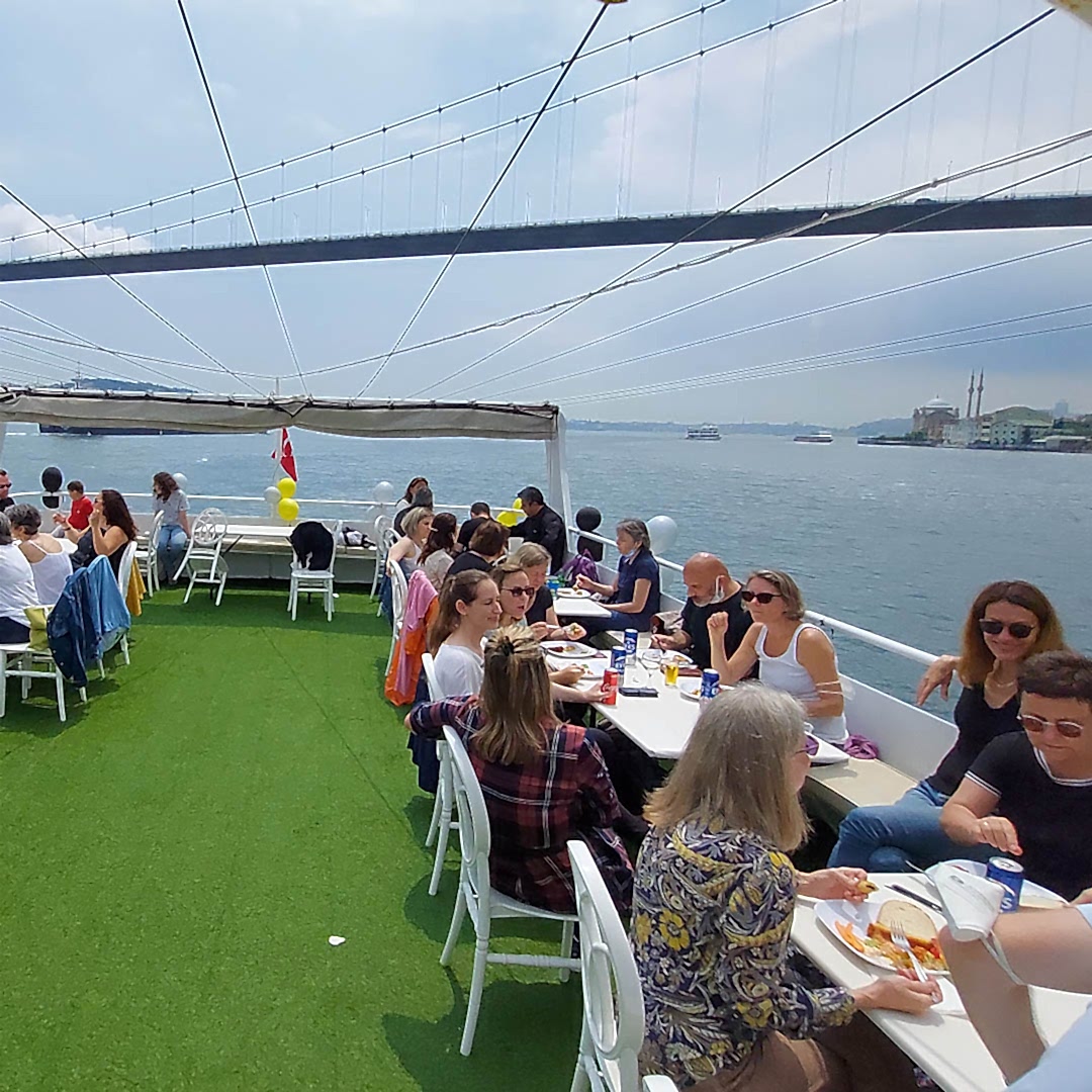 Teknede İş Yemeği