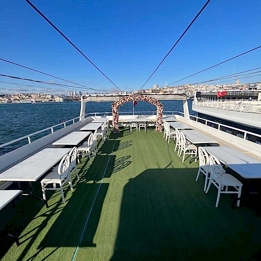 100 Kişilik Teknede Şirket Yemeği
