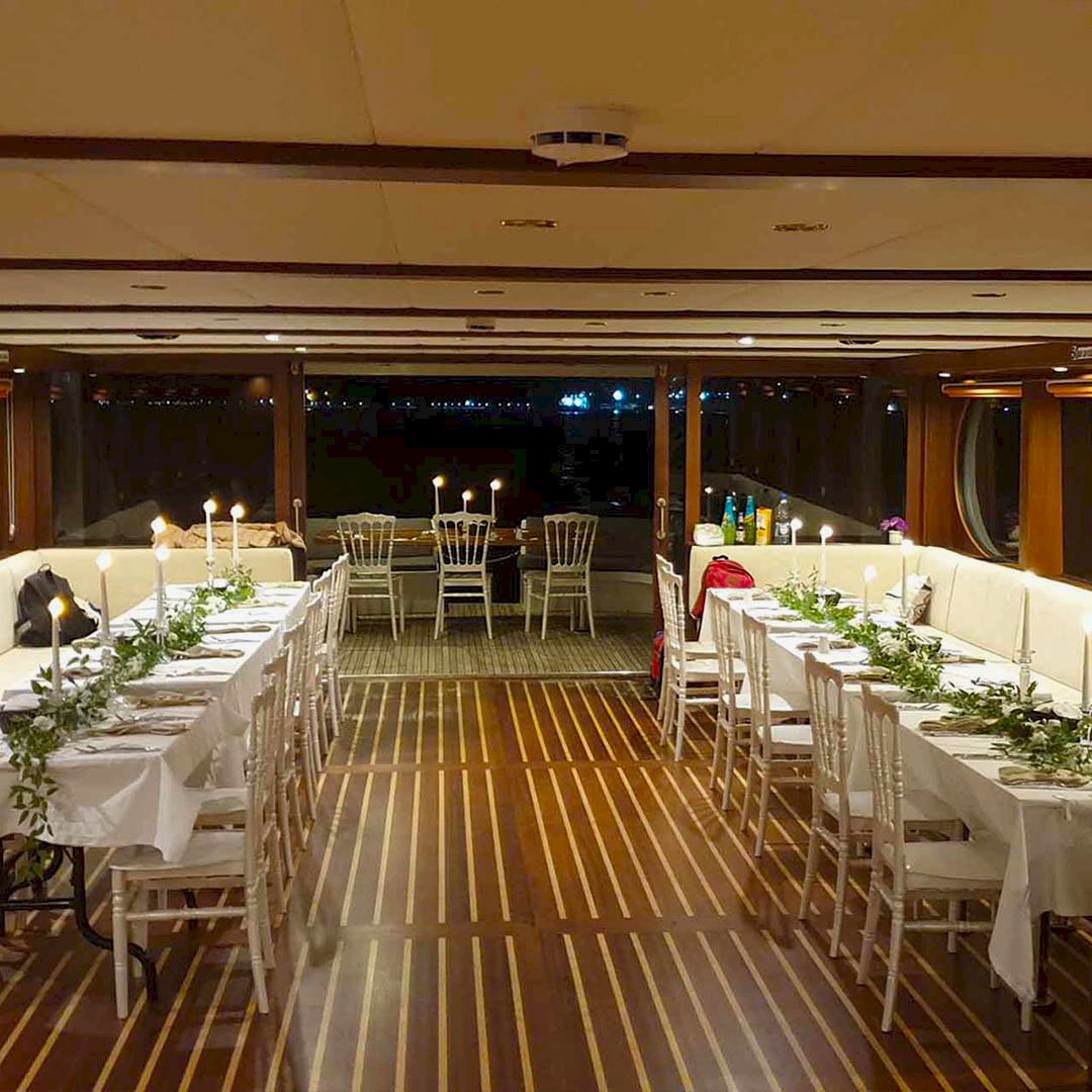 Boğaz Manzaralı Teknede Şirket Yemeği