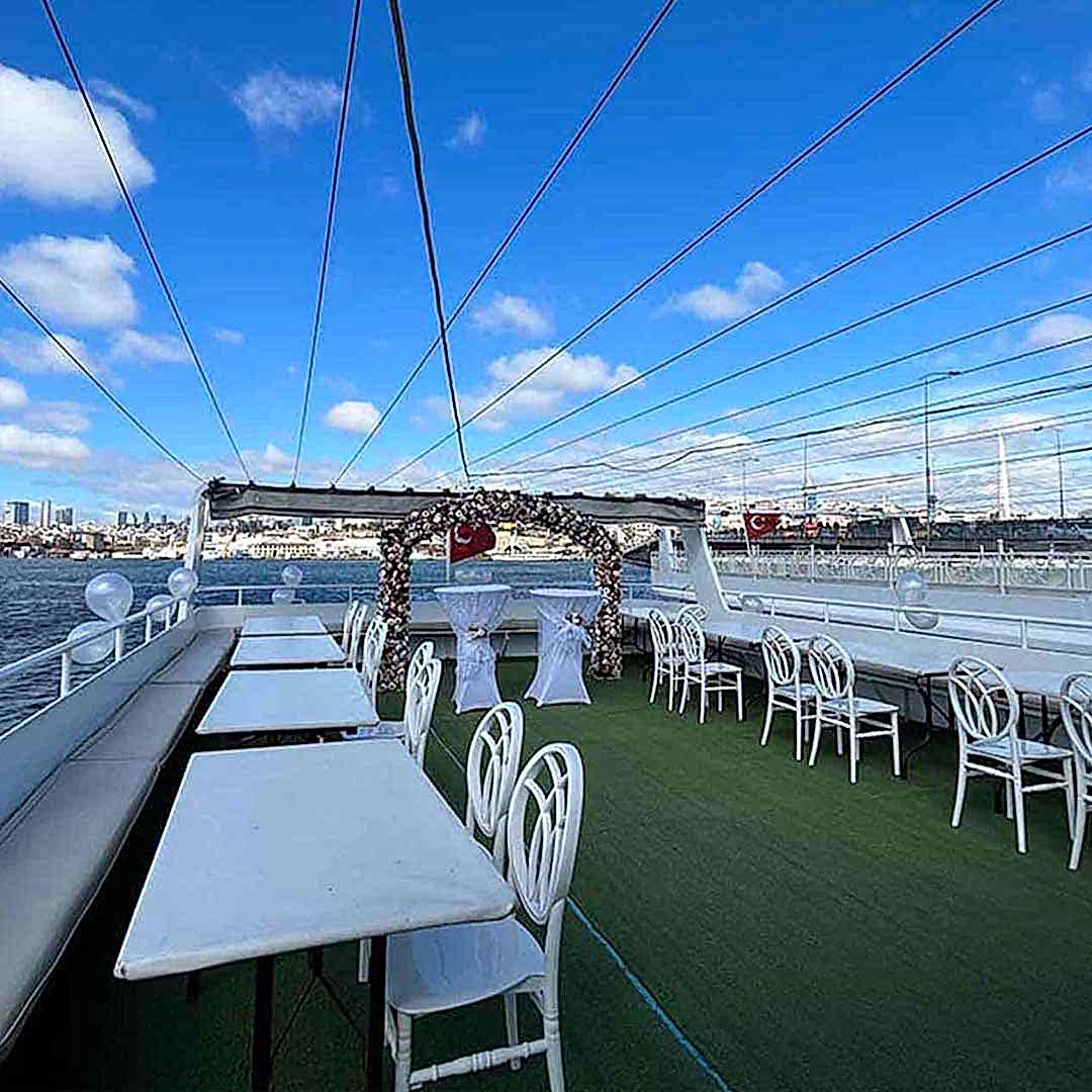 Teknede Şirket Yemeği İçin Hangi Adımlar İzlenir?