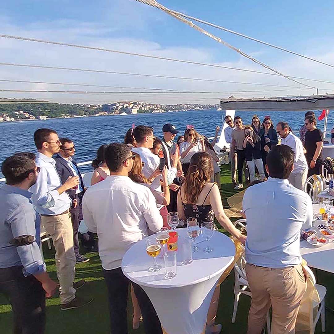 Teknede Şirket Yemeği Eğlencesi