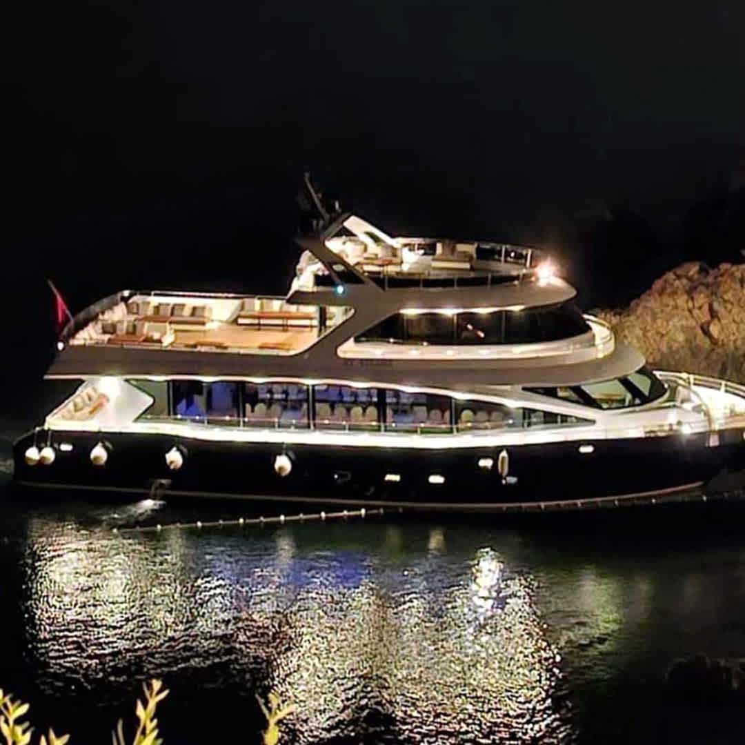 Teknede Akşam Şirket Yemeği